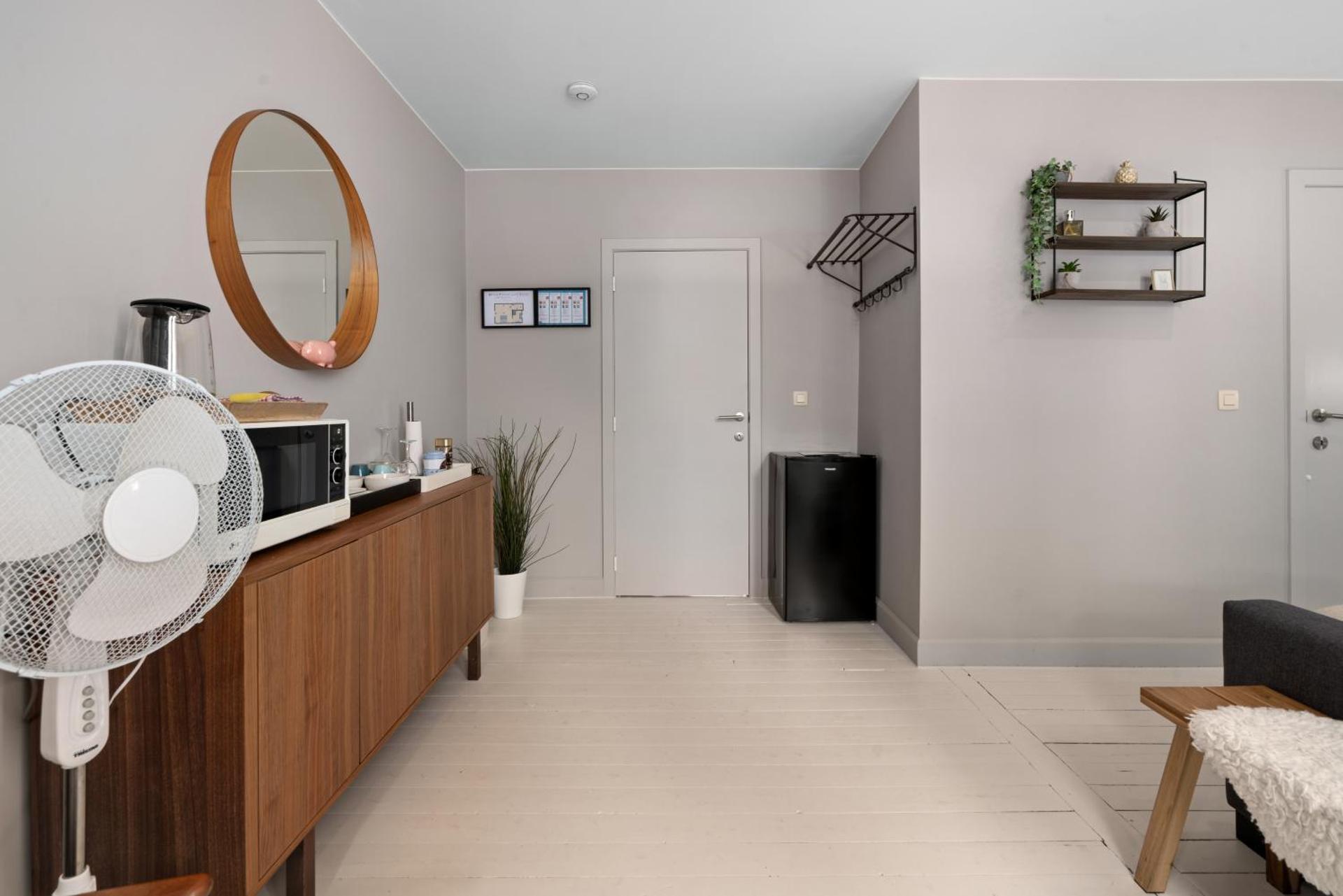 Spacious Guest Suites near Historic Market - 5 Min Walk