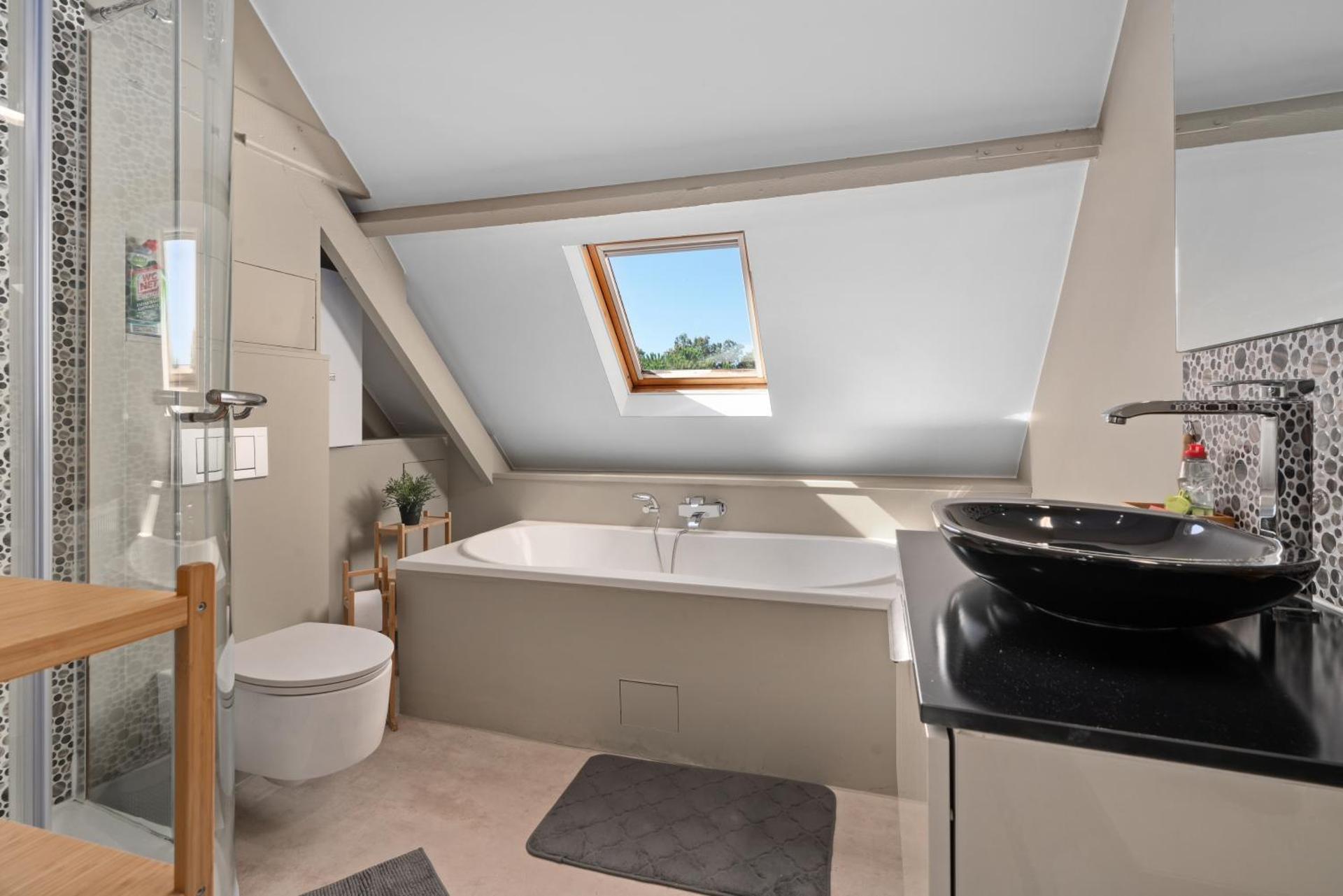 Spacious Guest Suites near Historic Market - 5 Min Walk