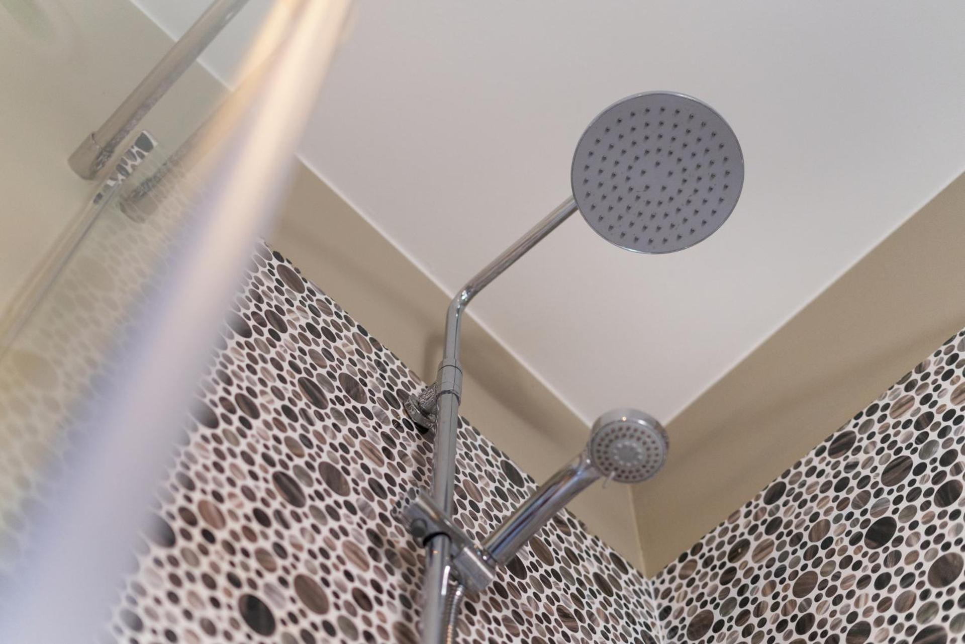 Spacious Guest Suites near Historic Market - 5 Min Walk