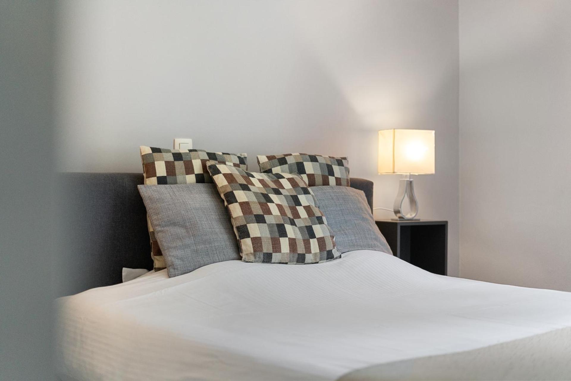 Spacious Guest Suites near Historic Market - 5 Min Walk