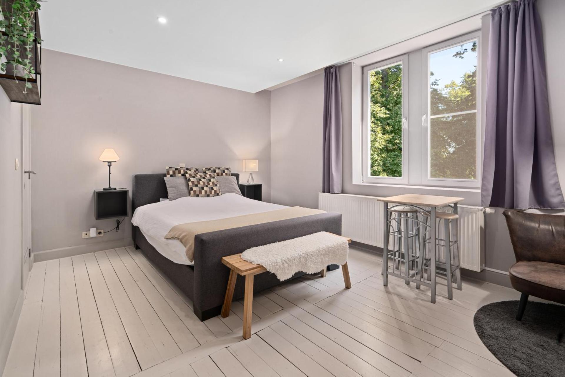 Spacious Guest Suites near Historic Market - 5 Min Walk