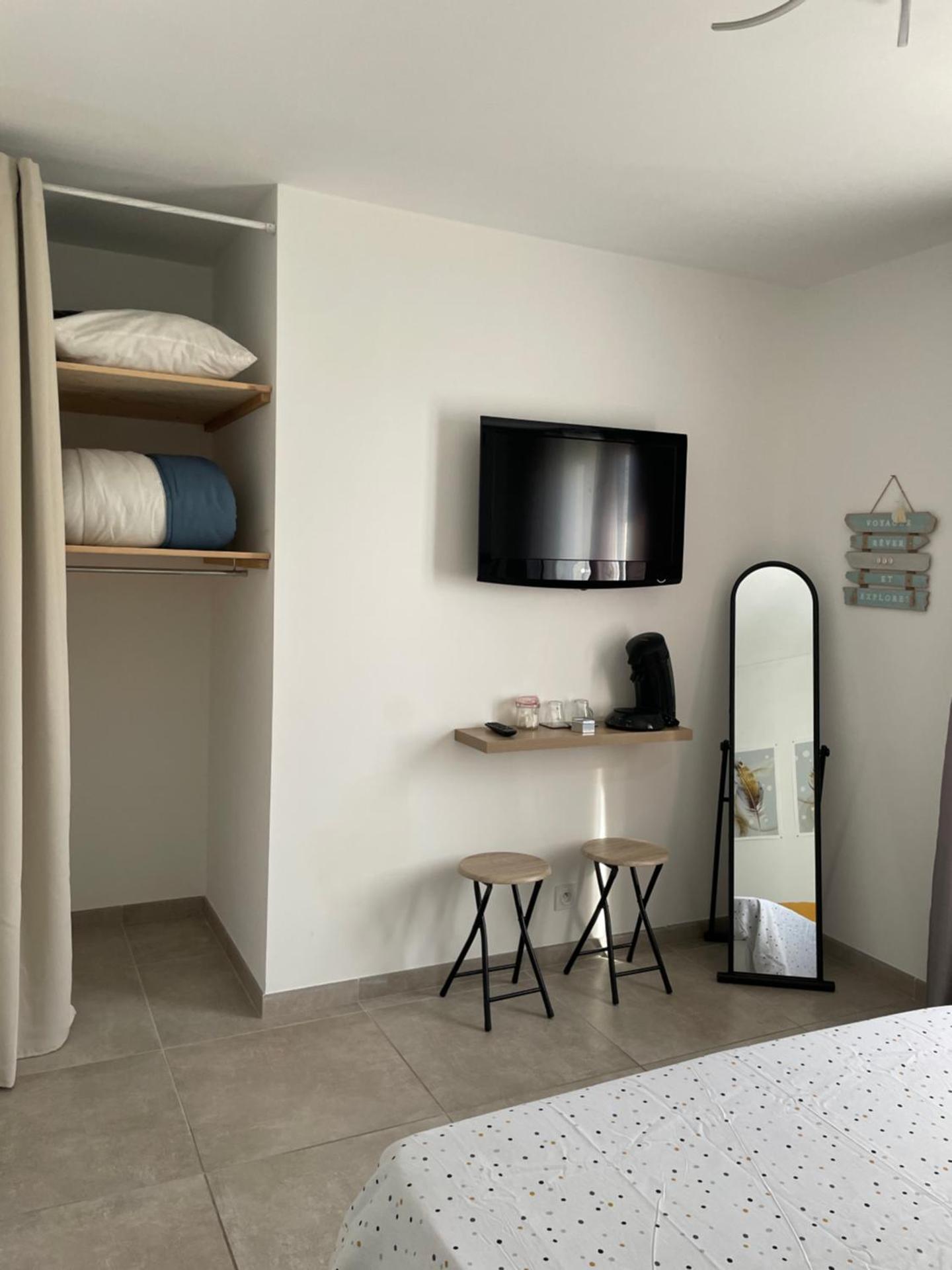 Chambre avec salle de bain privée dans villa avec garage