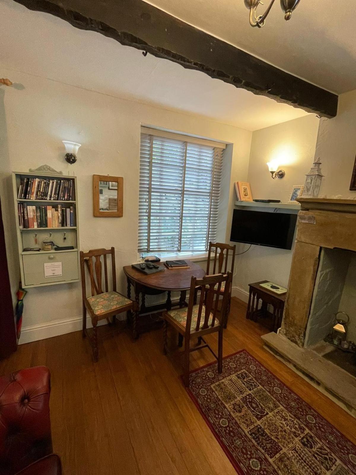 The Little Hideaway - Historic Gem off Haworth Main Street -Log Fire