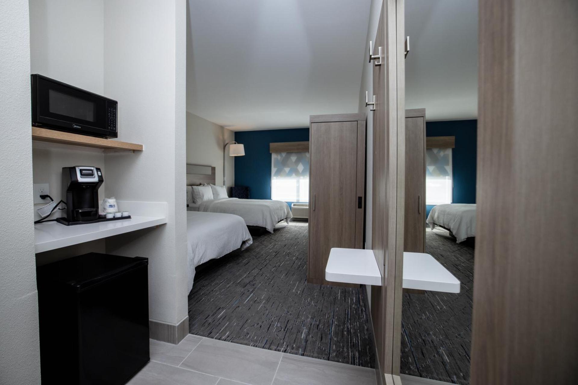 Holiday Inn Express & Suites Tampa Stadium - Airport Area by IHG