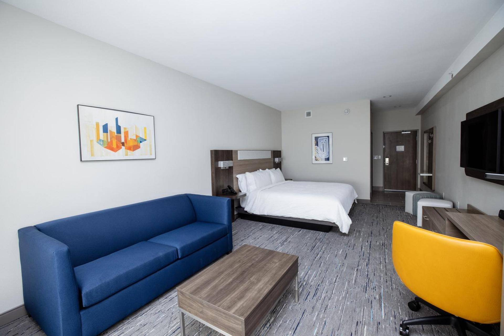 Holiday Inn Express & Suites Tampa Stadium - Airport Area by IHG