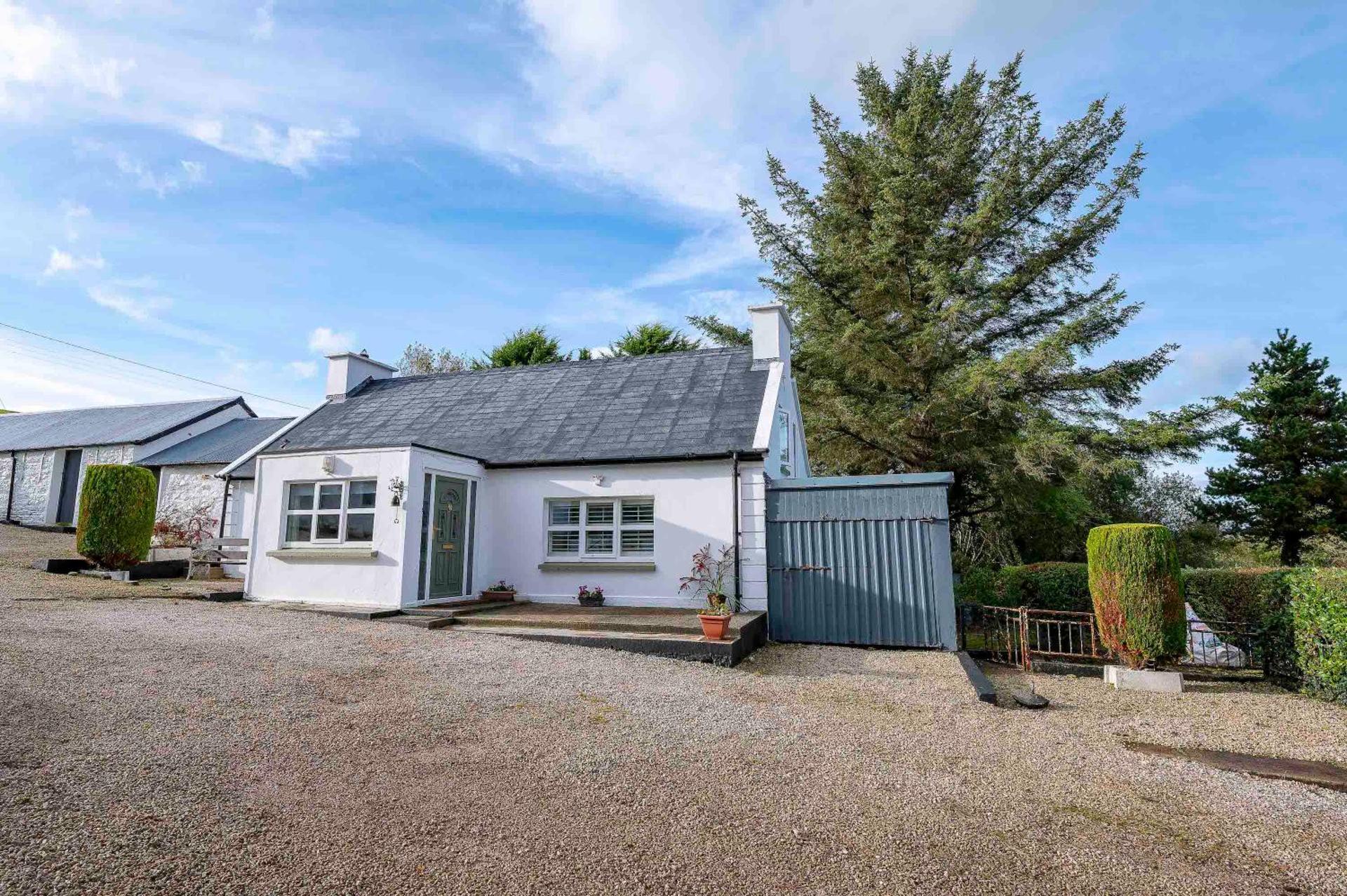 Traditional Cottage with Private Hot Tub in the Heart of Donegal