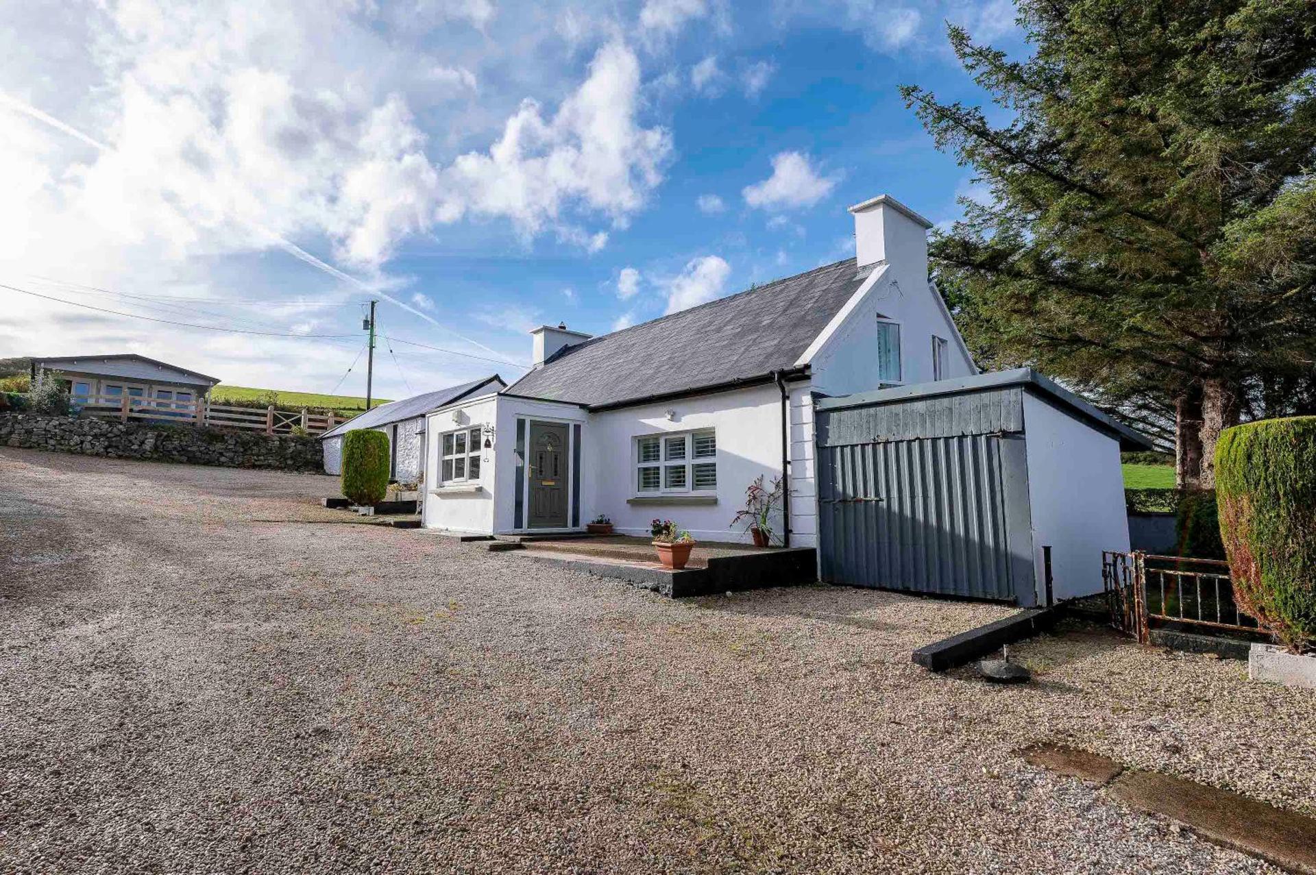 Traditional Cottage with Private Hot Tub in the Heart of Donegal