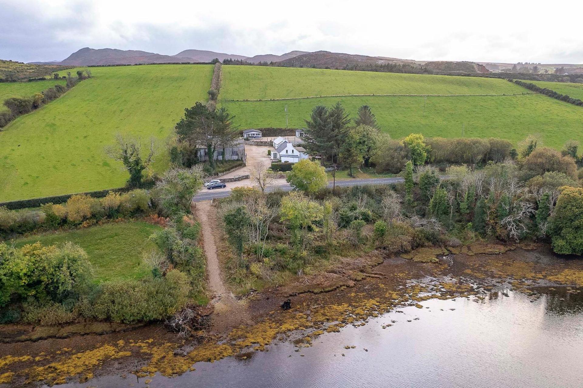 Traditional Cottage with Private Hot Tub in the Heart of Donegal