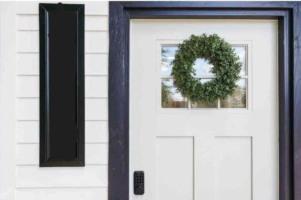 Entire 2 bedroom Pet Friendly Guest Cottage