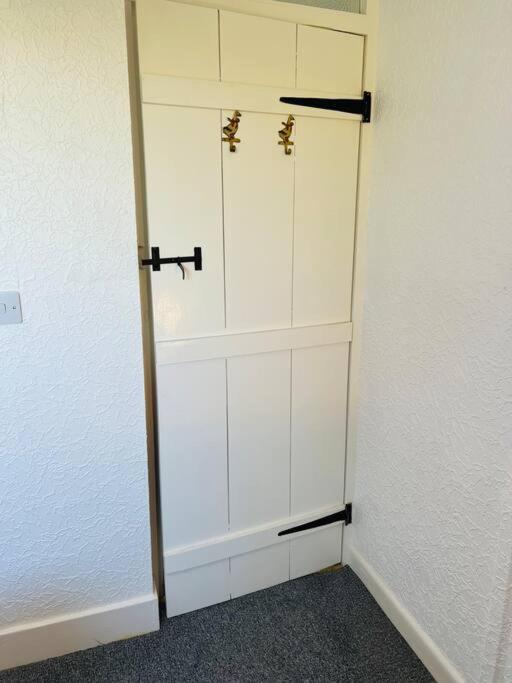 Willow Cottage - Billinge Wigan, sleeps 4 , parking and garden