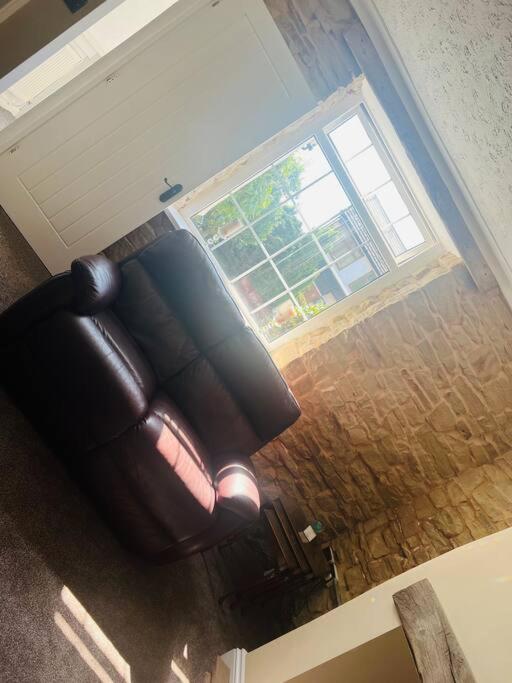 Willow Cottage - Billinge Wigan, sleeps 4 , parking and garden