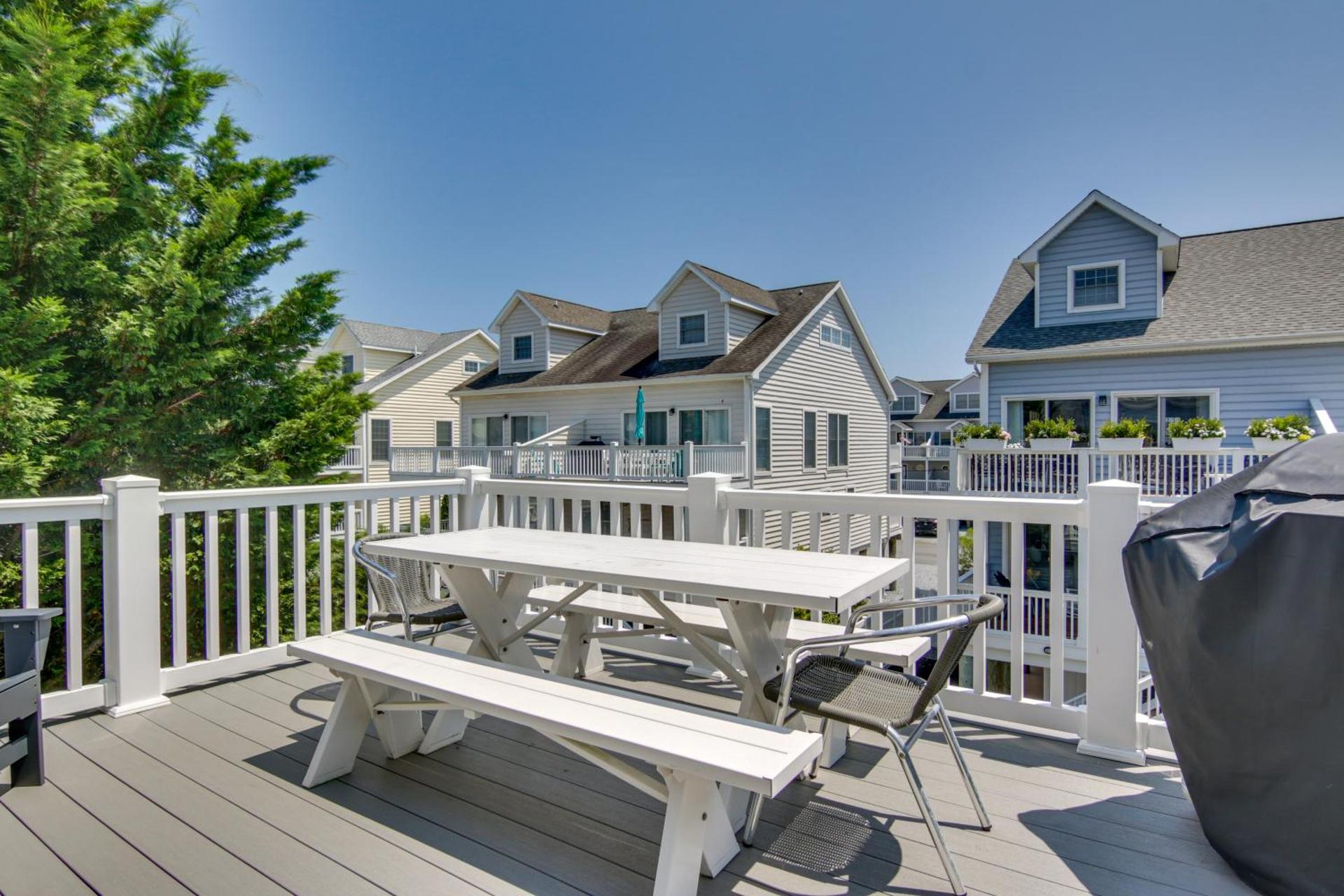 Ocean Block retreat with 5 Balconies in Bethany Beach