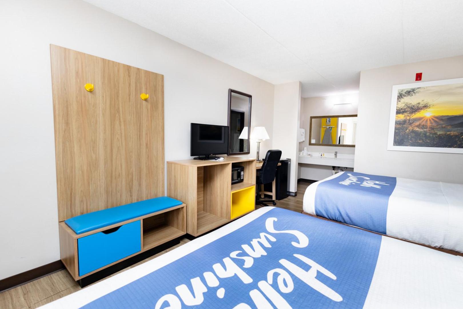 Queen Room with Two Queen Beds - Smoking