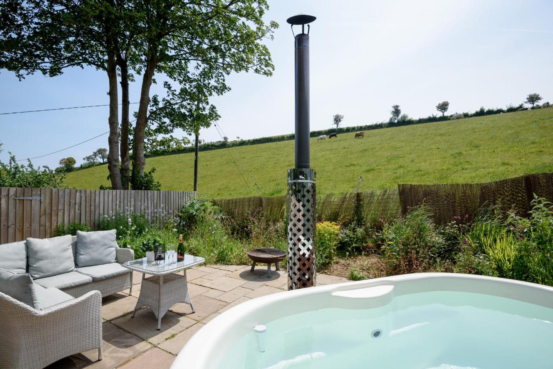 Luxury Coastal Shepherds Hut with hot tub, dining dome & a 5 Minute Walk to Pubs and Village