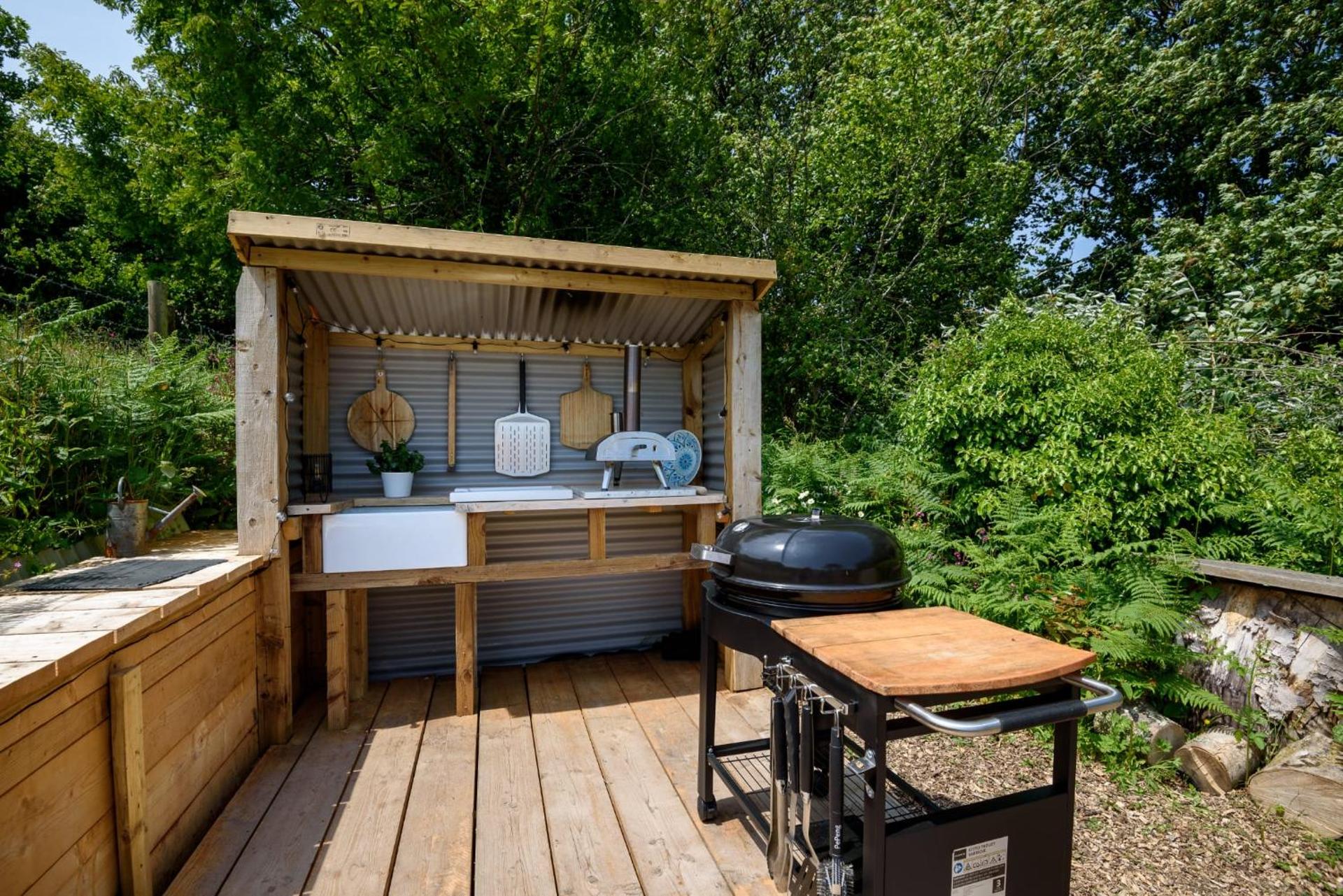 Luxury Coastal Shepherds Hut with hot tub, dining dome & a 5 Minute Walk to Pubs and Village