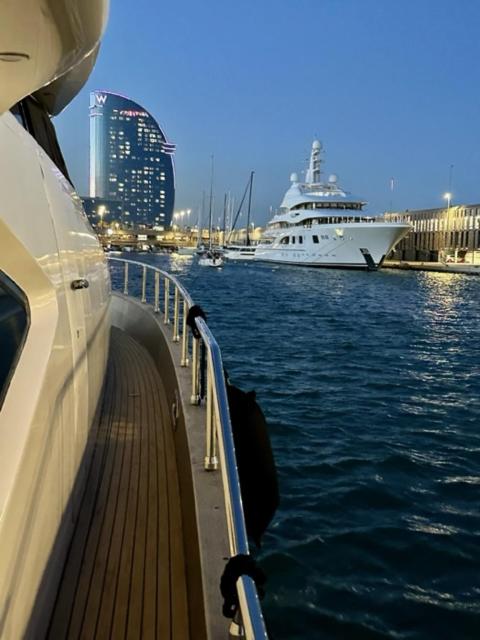 MotorYacht 21 avec équipage