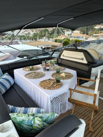 MotorYacht 21 avec équipage