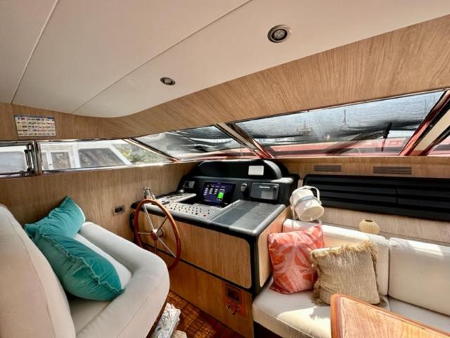 MotorYacht 21 avec équipage