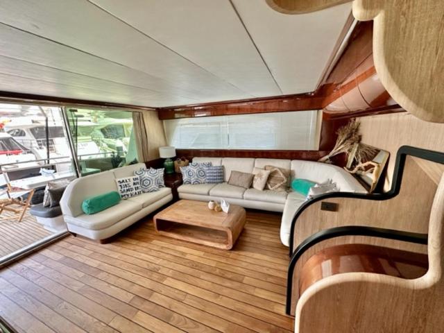 MotorYacht 21 avec équipage