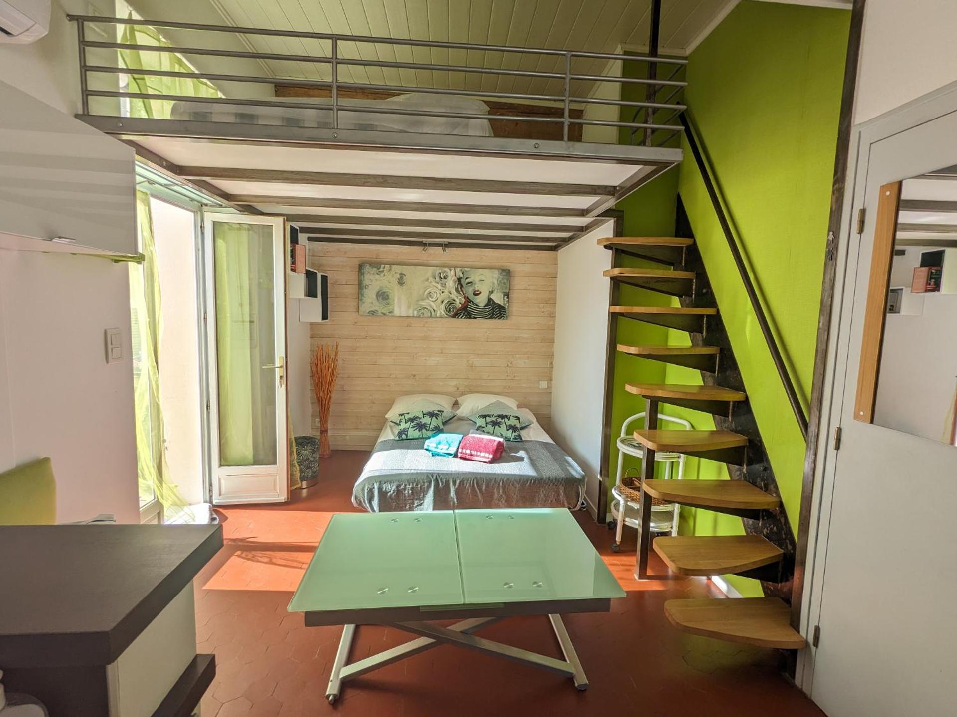 STUDIO CLIMATISE avec MEZZANINE au calme avec terrasse et parking idéalement situé pour tout faire à pied !