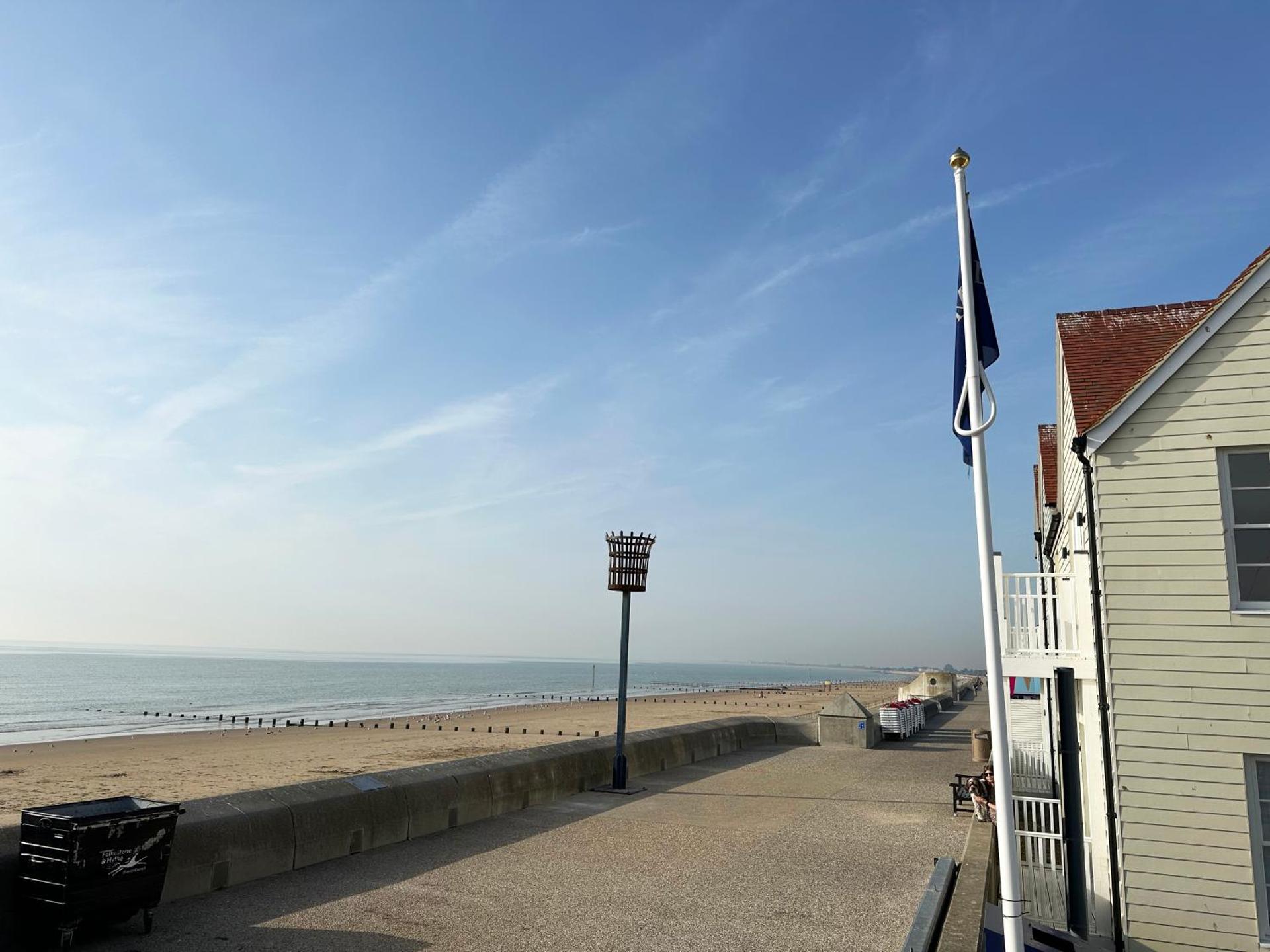 Beachfront Bliss Apartment - Near Hythe - On Beach Seafront - Private Parking