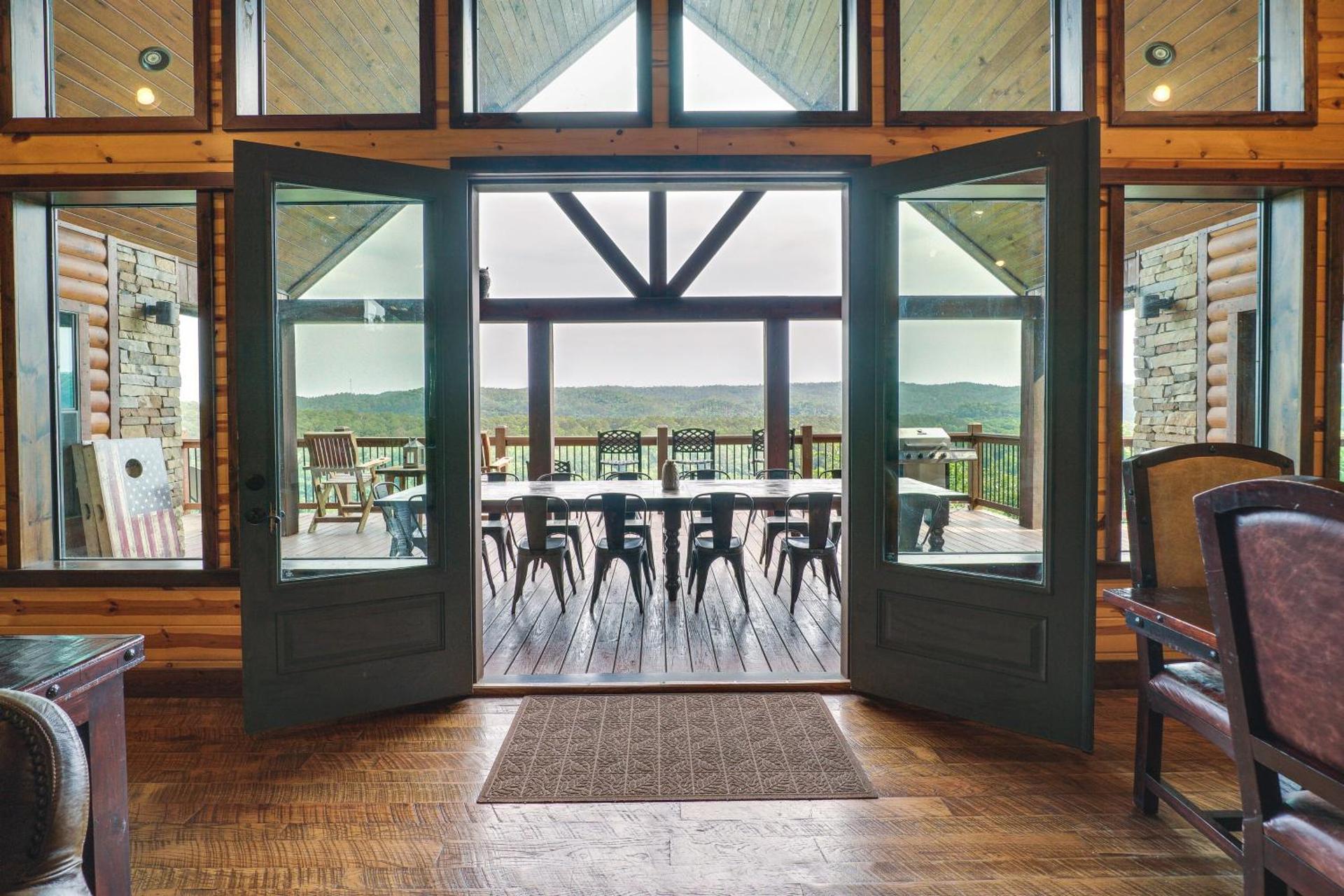 Cabin with Game Room and Hot Tub in Broken Bow!