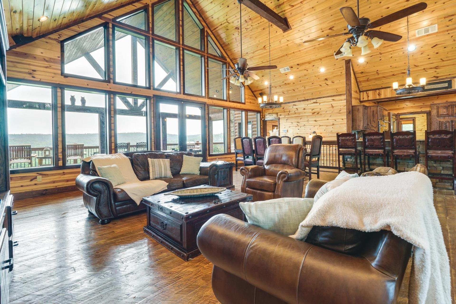 Cabin with Game Room and Hot Tub in Broken Bow!