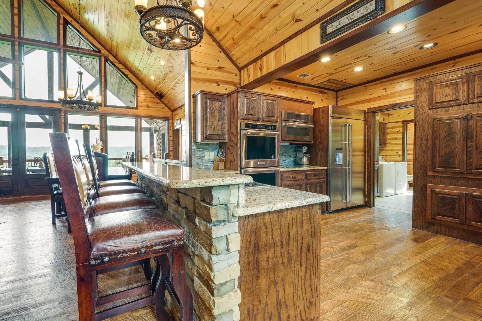 Cabin with Game Room and Hot Tub in Broken Bow!