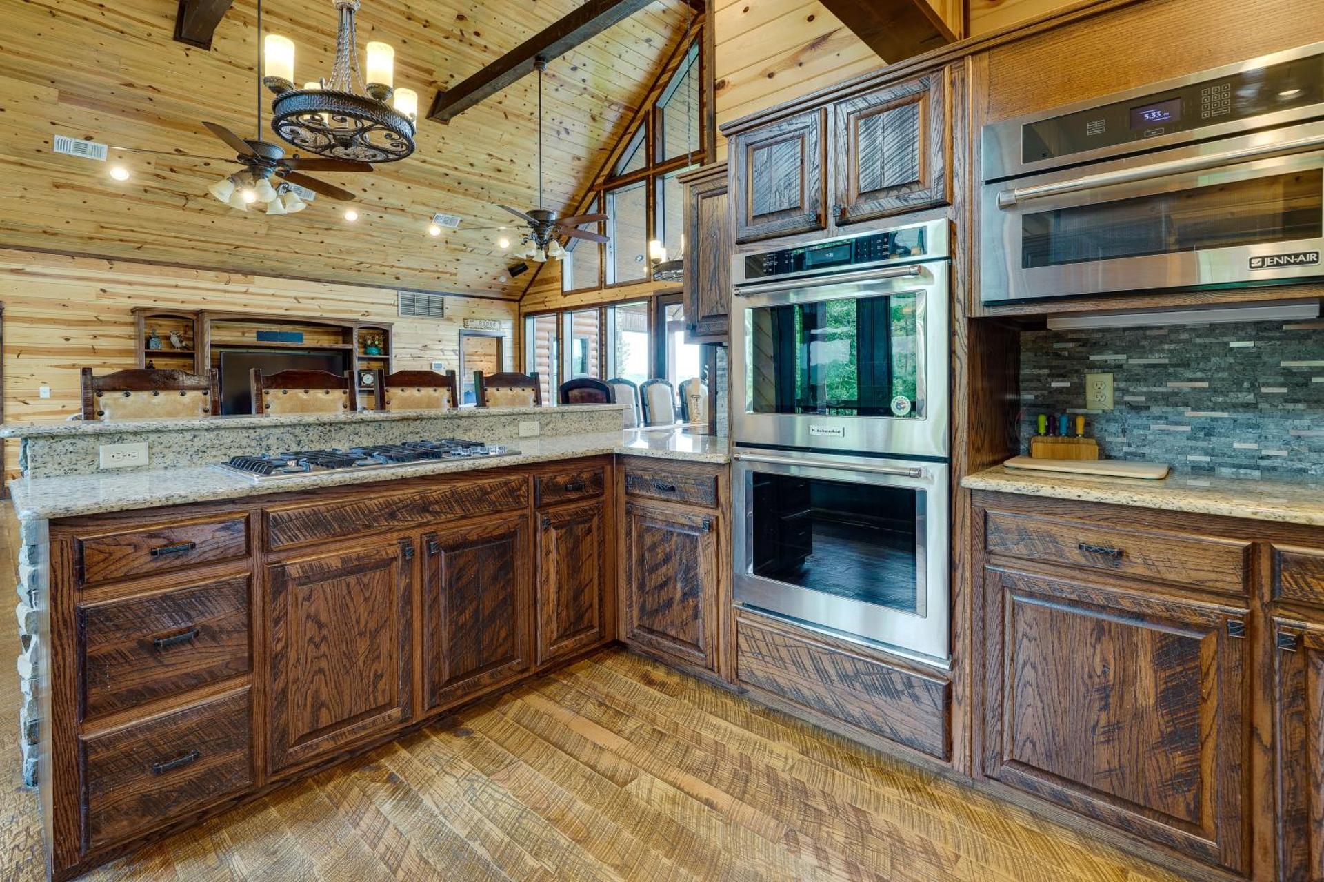 Cabin with Game Room and Hot Tub in Broken Bow!