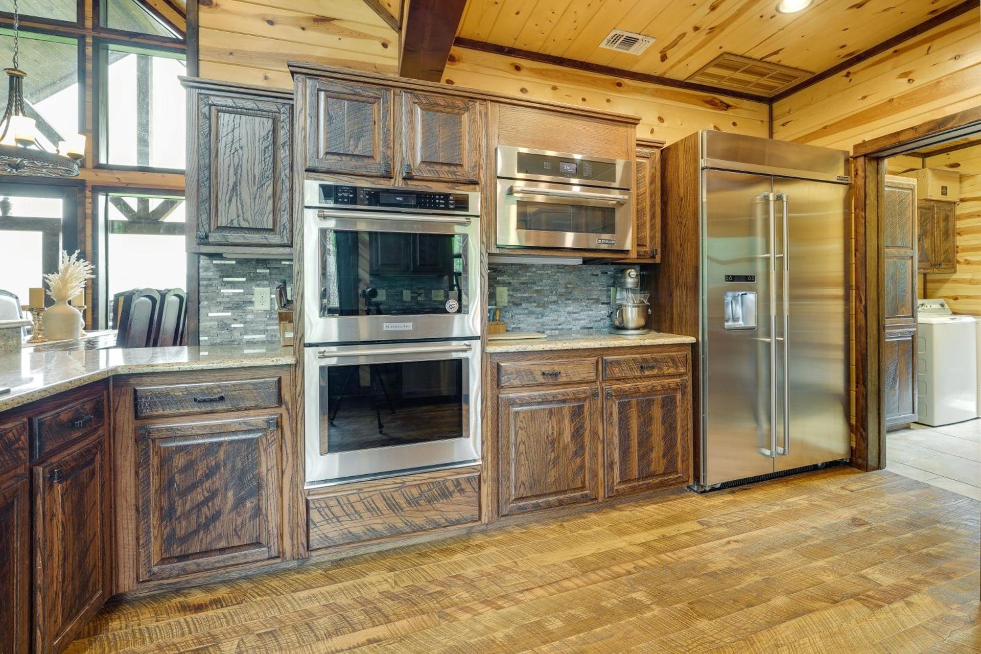 Cabin with Game Room and Hot Tub in Broken Bow!