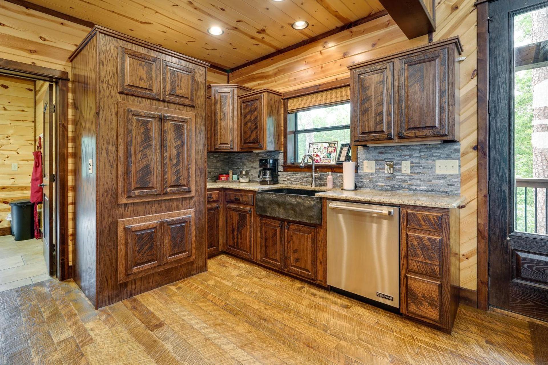Cabin with Game Room and Hot Tub in Broken Bow!