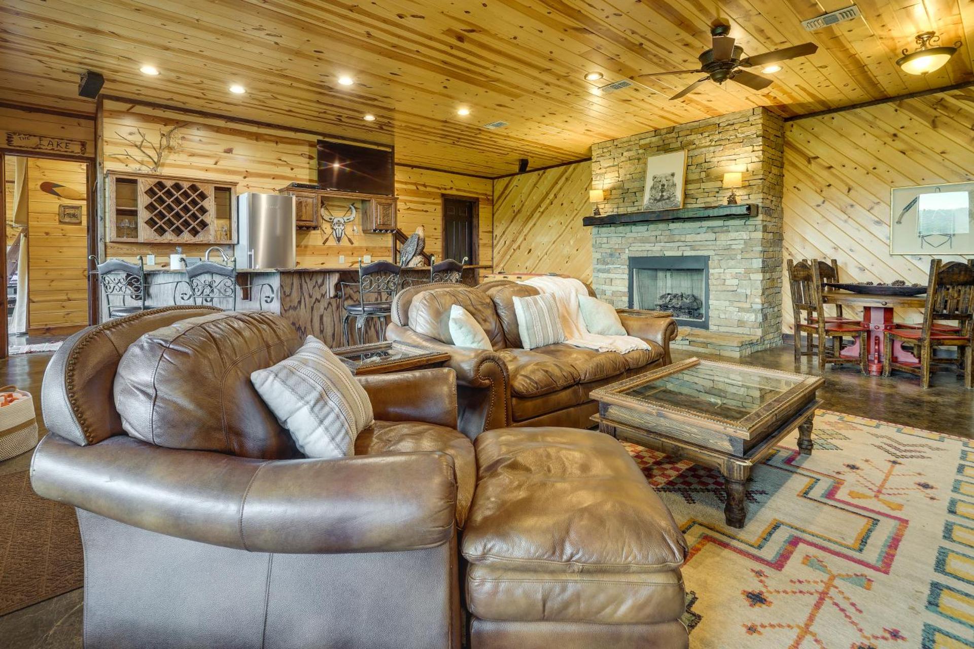 Cabin with Game Room and Hot Tub in Broken Bow!