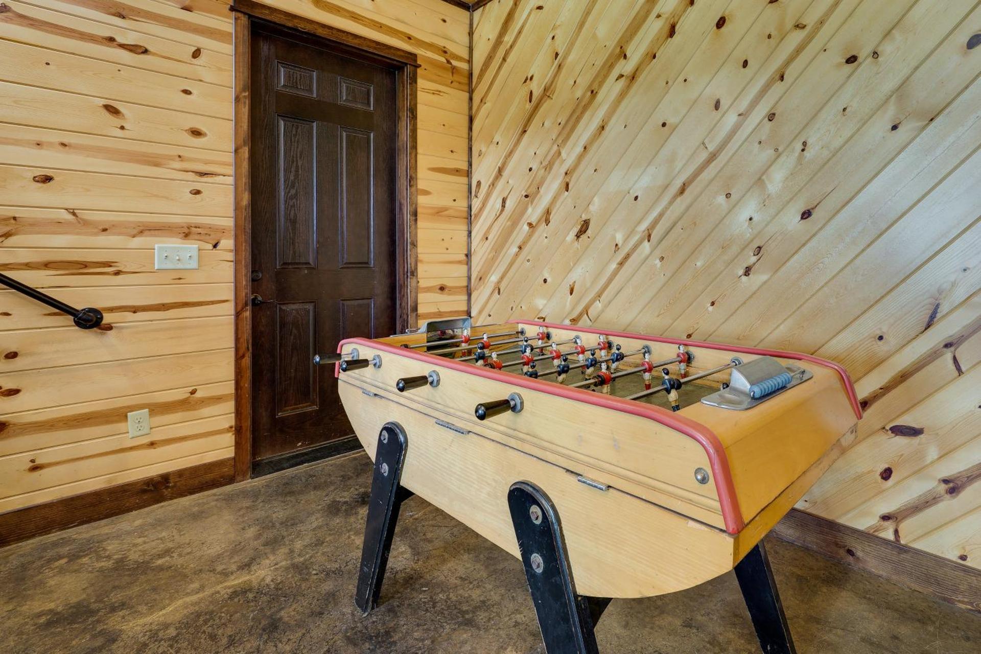 Cabin with Game Room and Hot Tub in Broken Bow!