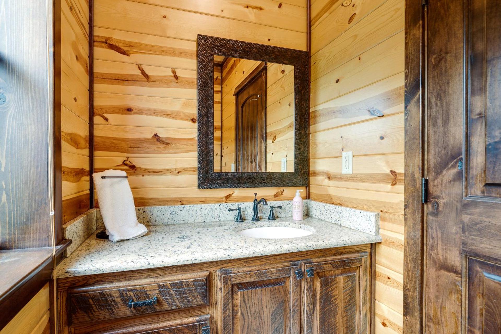 Cabin with Game Room and Hot Tub in Broken Bow!