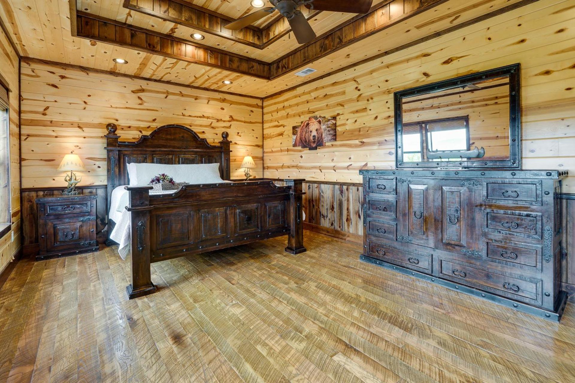 Cabin with Game Room and Hot Tub in Broken Bow!
