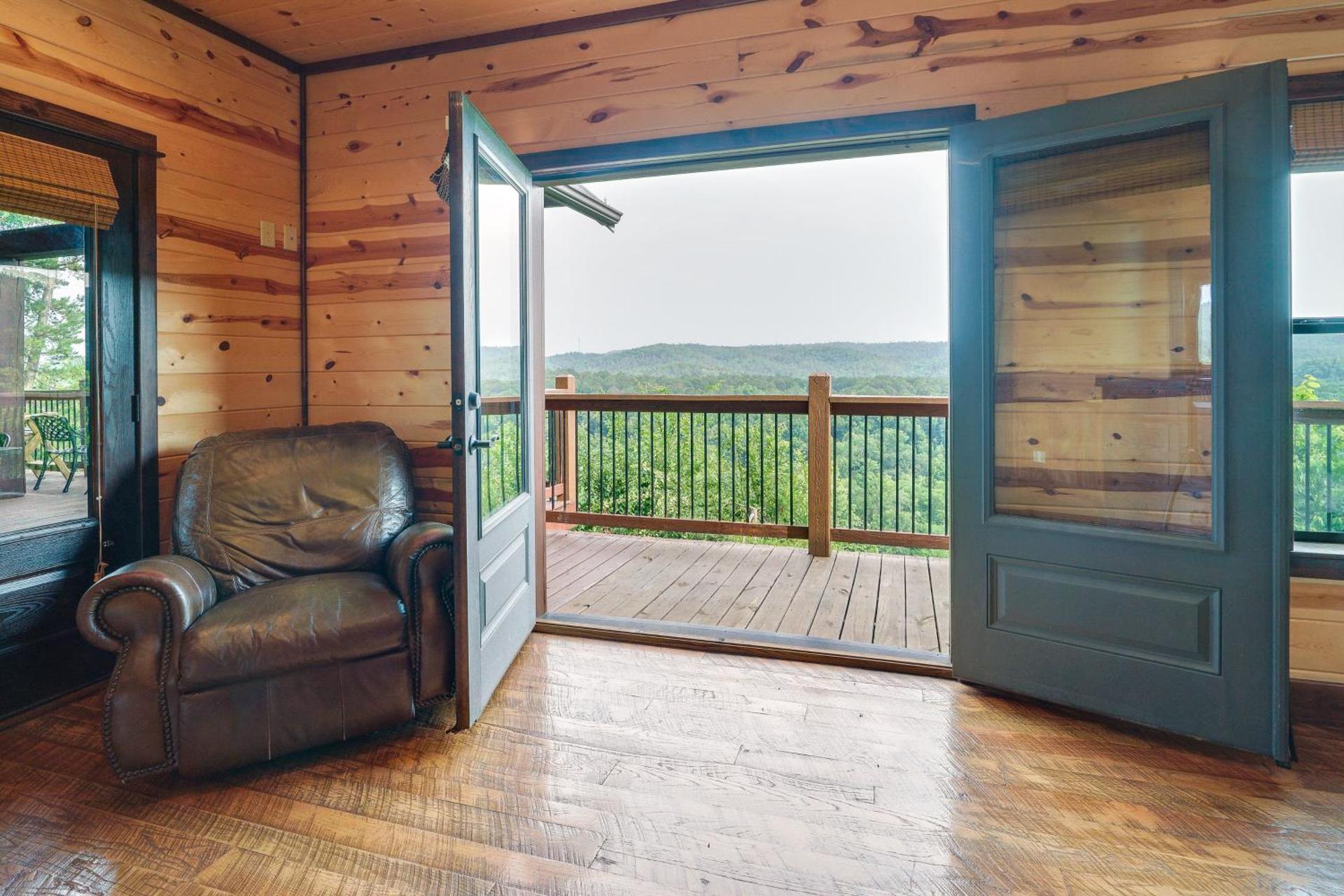 Cabin with Game Room and Hot Tub in Broken Bow!