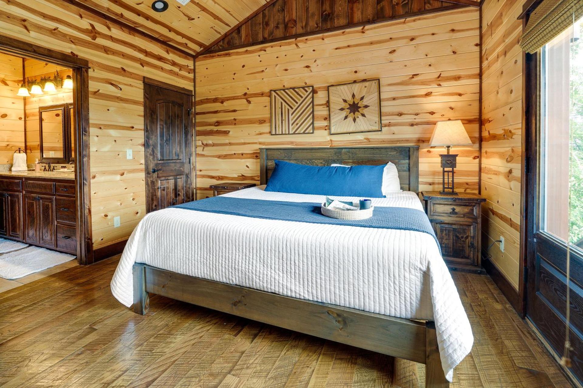 Cabin with Game Room and Hot Tub in Broken Bow!