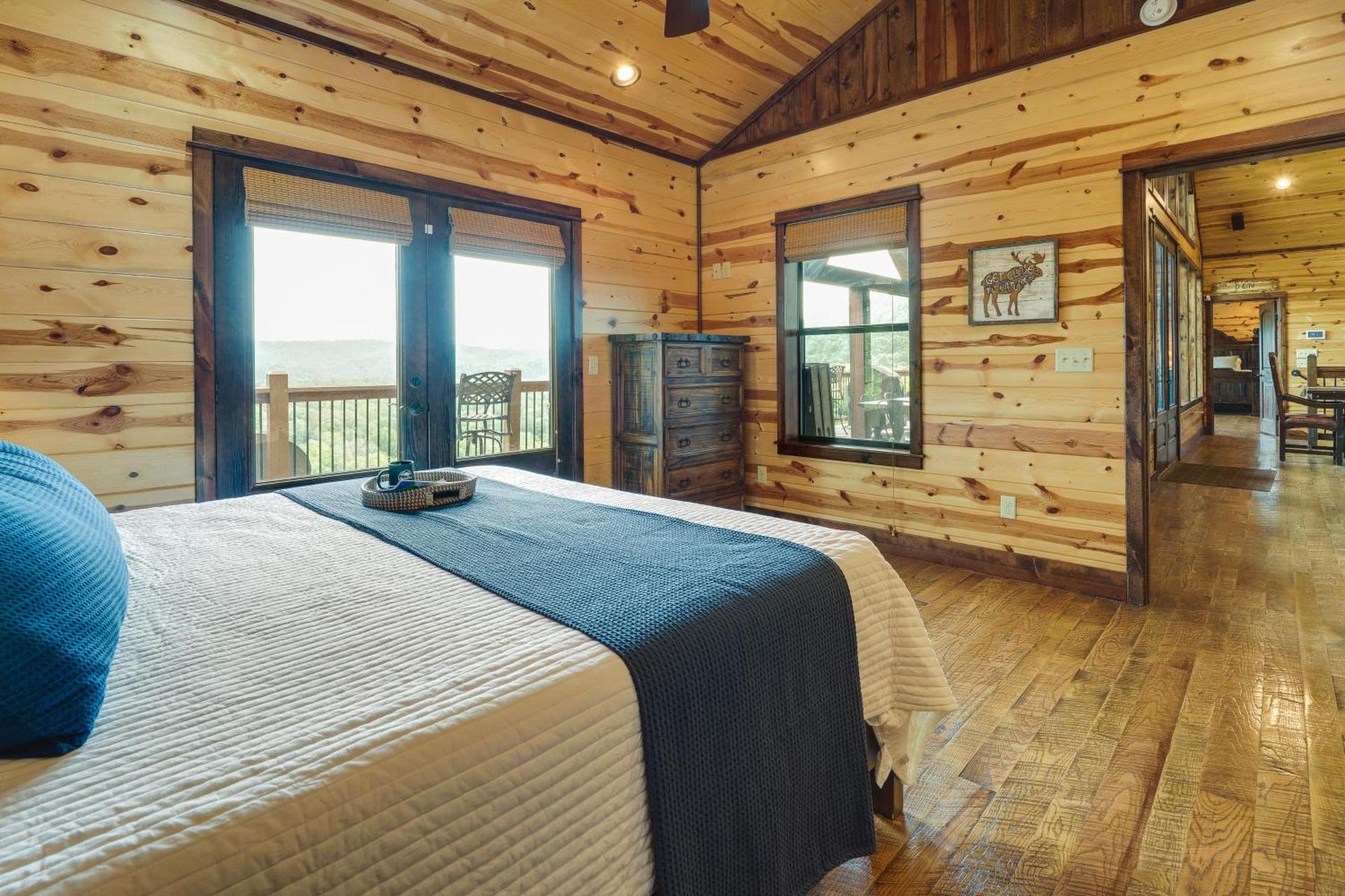 Cabin with Game Room and Hot Tub in Broken Bow!