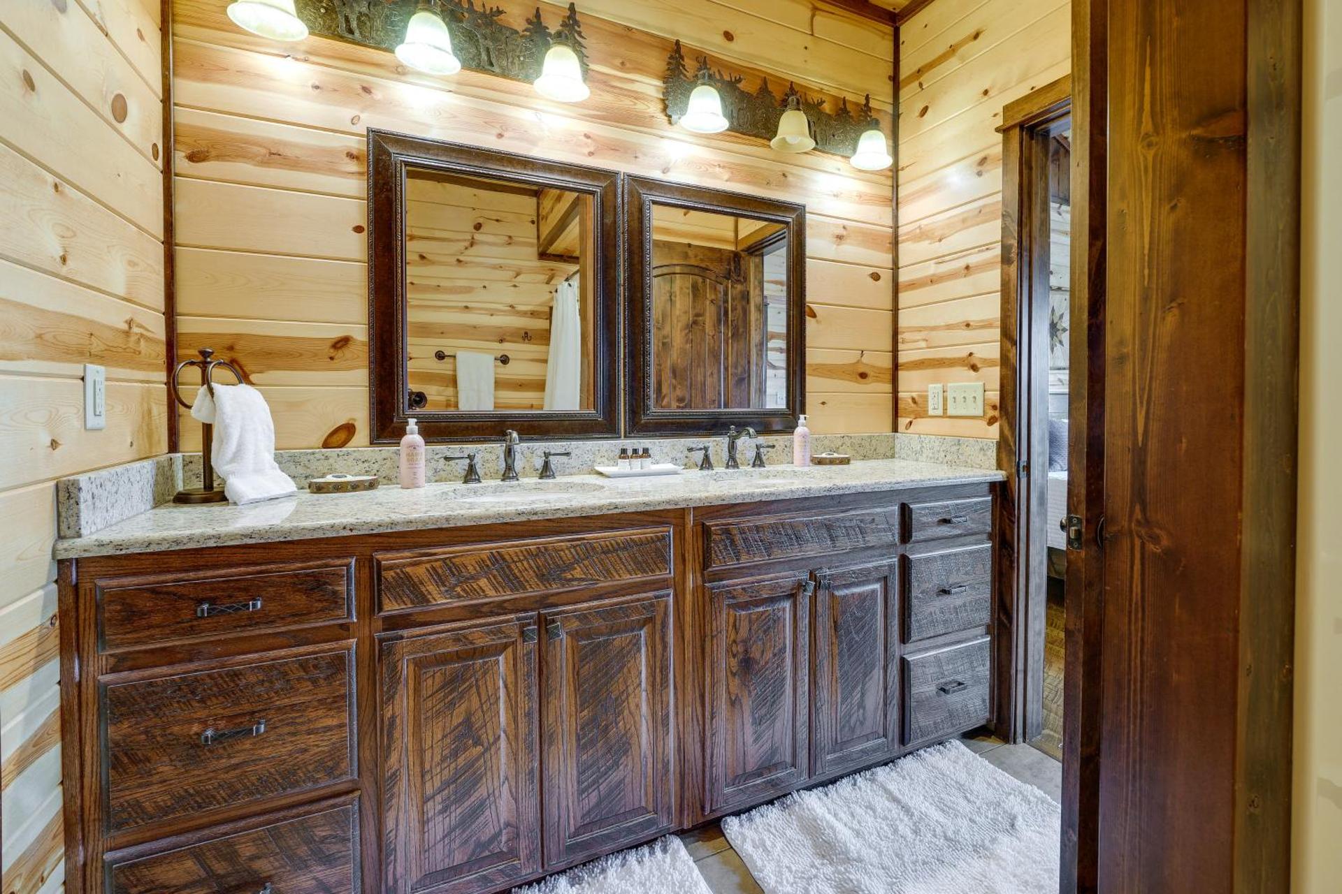 Cabin with Game Room and Hot Tub in Broken Bow!