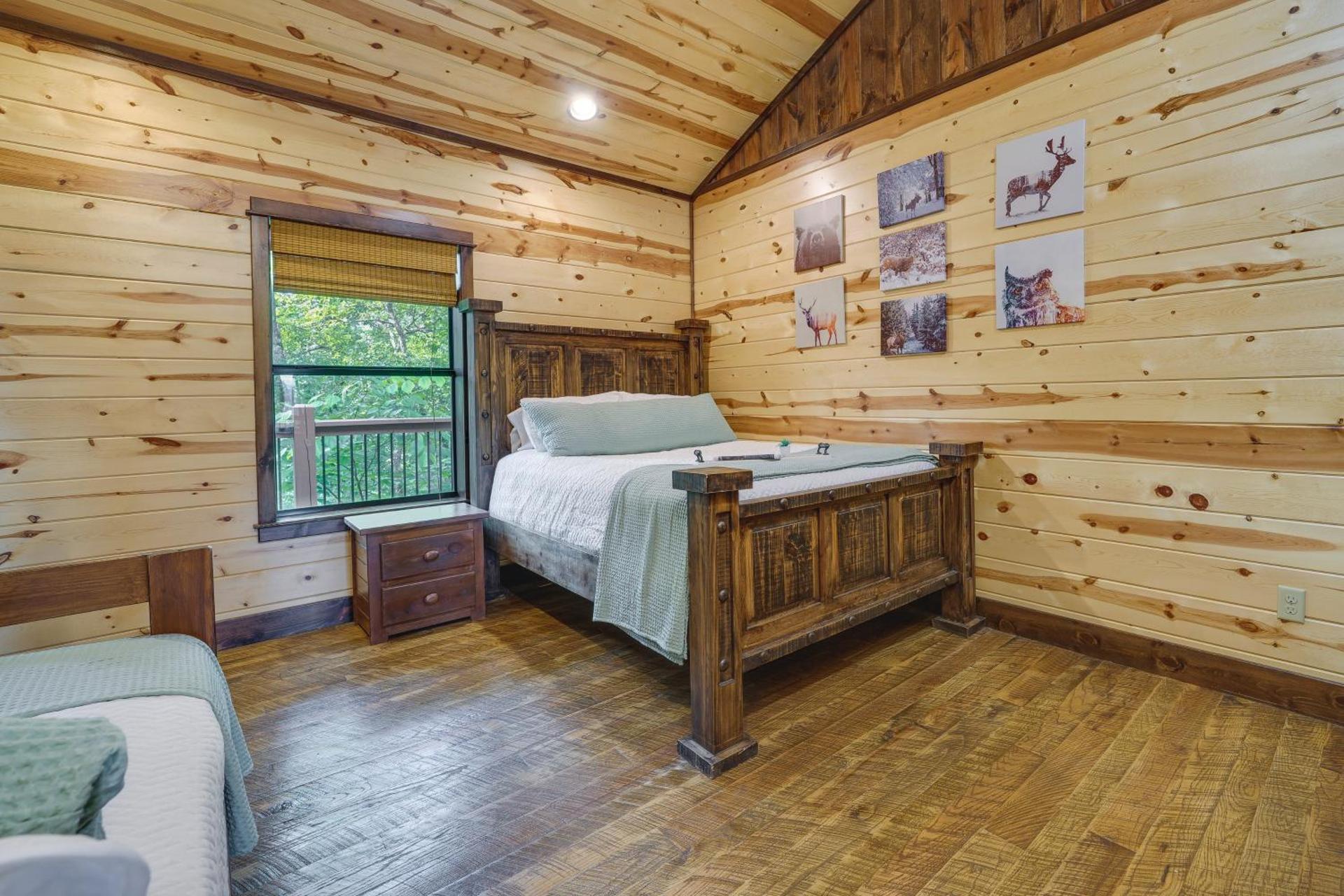 Cabin with Game Room and Hot Tub in Broken Bow!