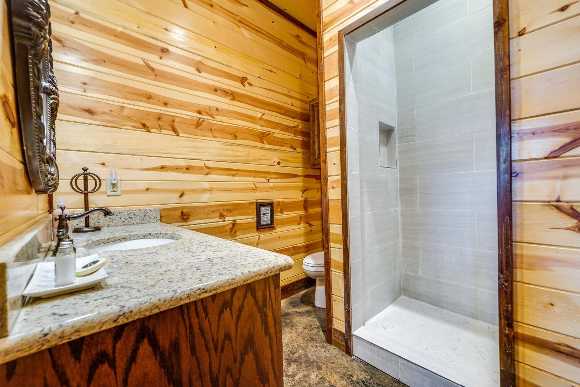Cabin with Game Room and Hot Tub in Broken Bow!