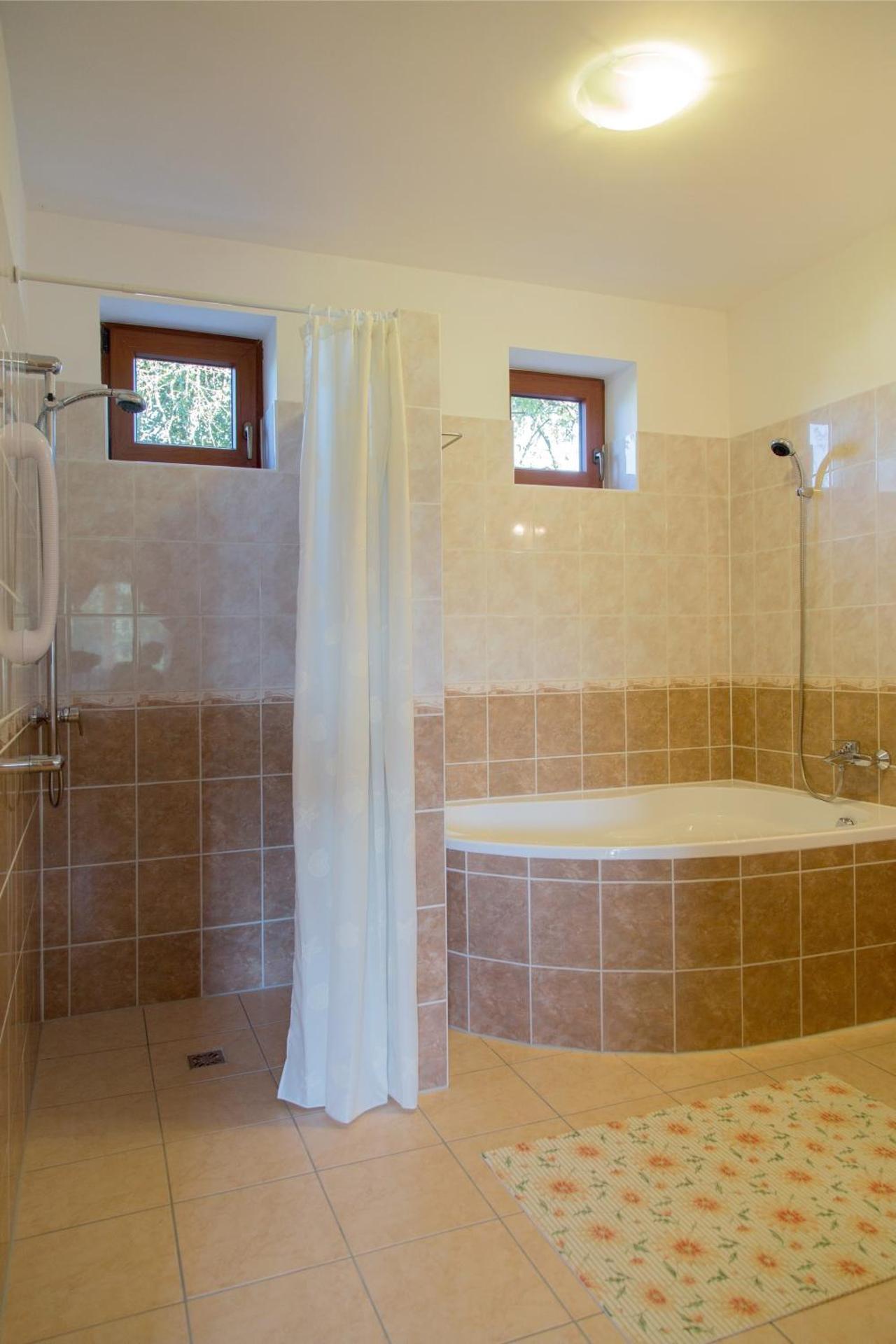 Almafás Jakuzzis Apartmanház Őrség