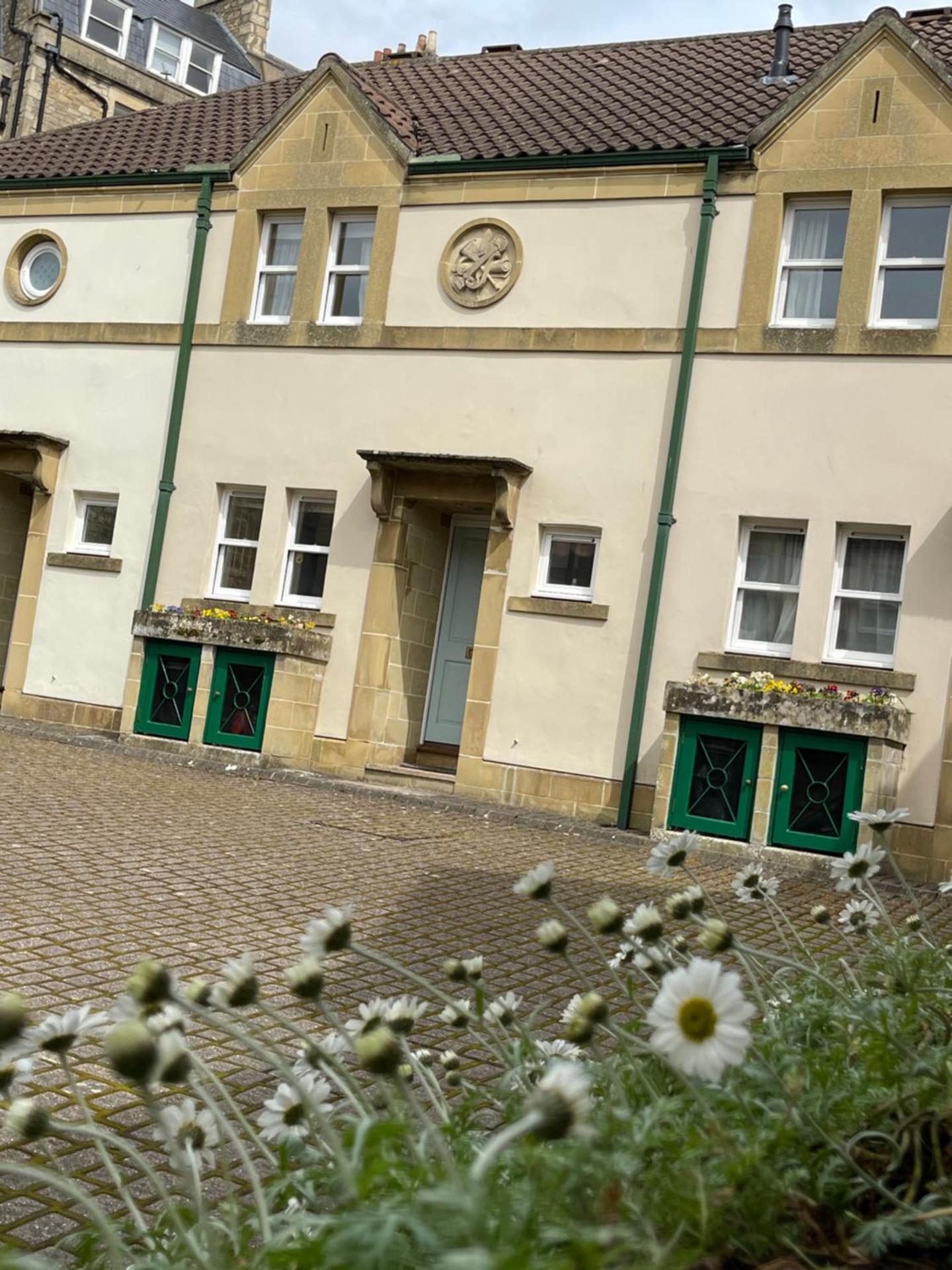 Circus Mews Townhouse:2 Beds:2 En-suite Baths:Parking:City Centre:Quiet Area