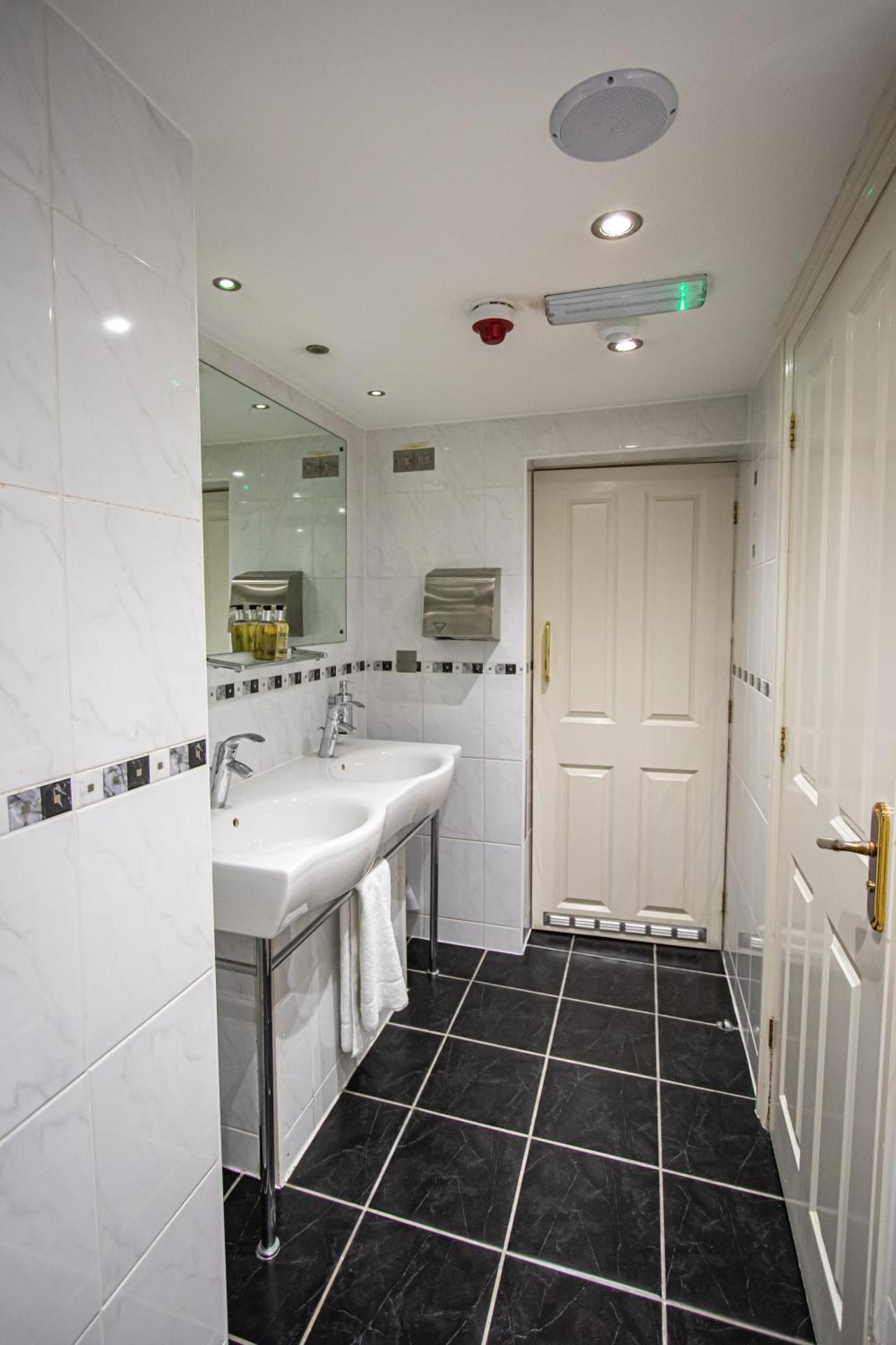 Studio Ensuite with Shower - No Windows