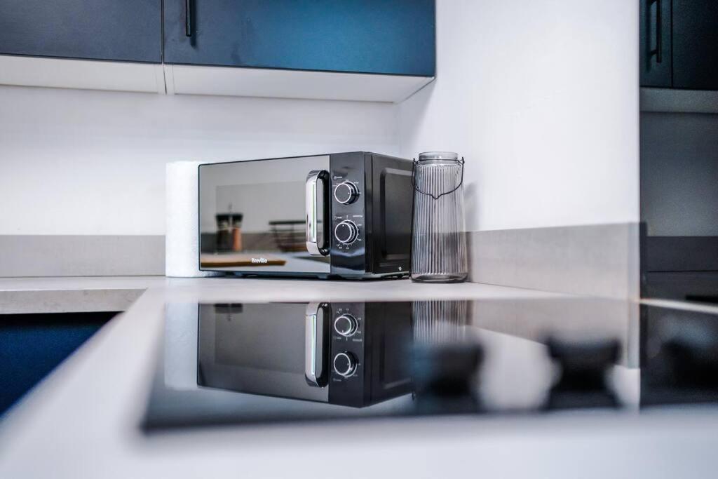 Spacious 3 bedroom close to Leeds city centre with parking - Short Stay Leeds