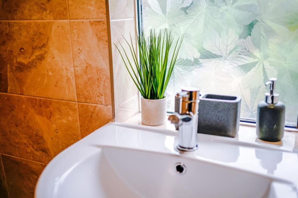 Spacious 3 bedroom close to Leeds city centre with parking - Short Stay Leeds