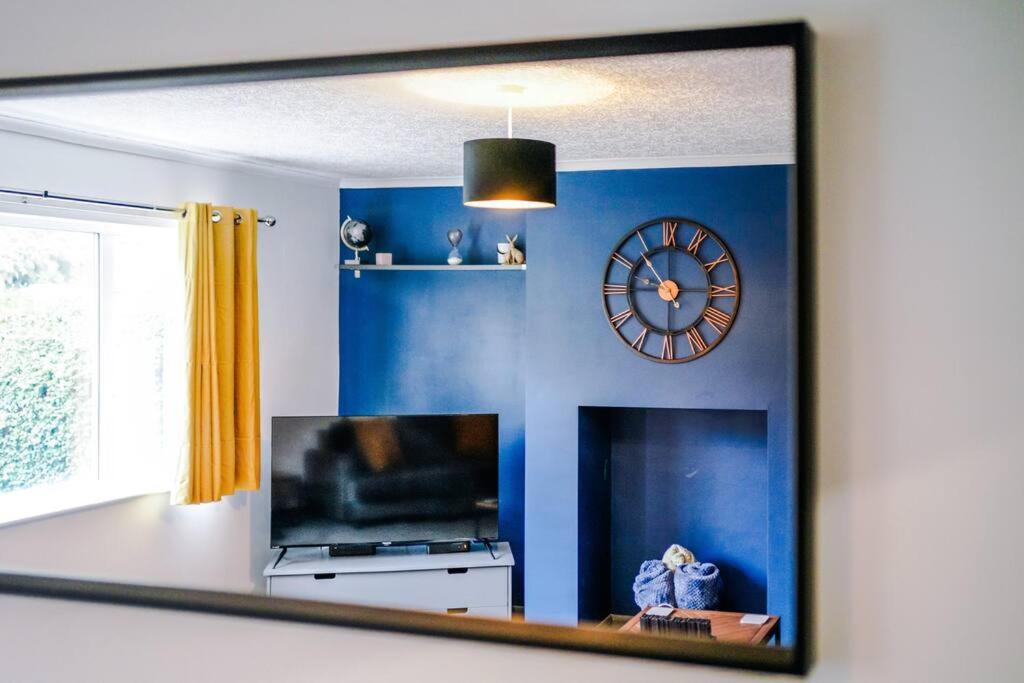 Spacious 3 bedroom close to Leeds city centre with parking - Short Stay Leeds