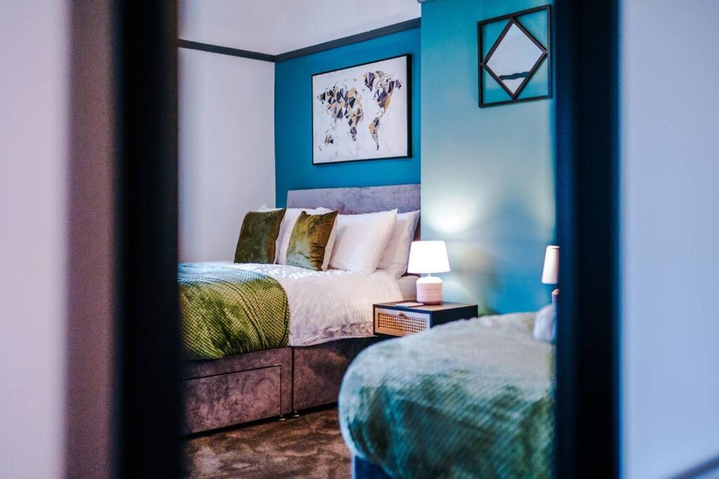 Spacious 3 bedroom close to Leeds city centre with parking - Short Stay Leeds