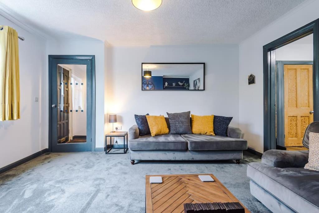 Spacious 3 bedroom close to Leeds city centre with parking - Short Stay Leeds