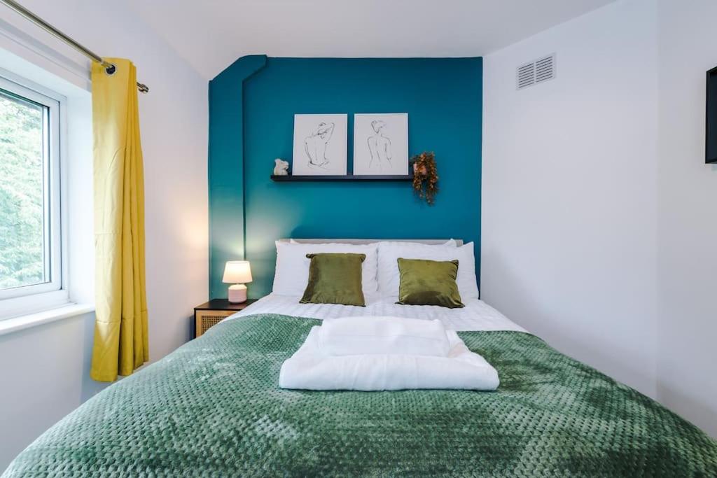 Spacious 3 bedroom close to Leeds city centre with parking - Short Stay Leeds